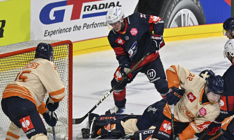 Spielszene zwischen den Adler Mannheim und den Växjö Lakers beim CHL-Auftakt am 4. September 2026 in der SAP Arena