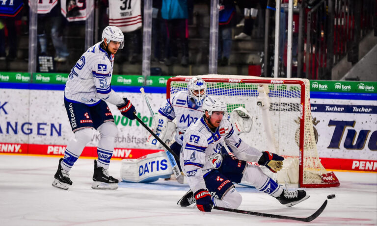 Spielszene zwischen den Nürnberg Ice Tigers und den Adler Mannheim am 22. September 2026 in Nürnberg