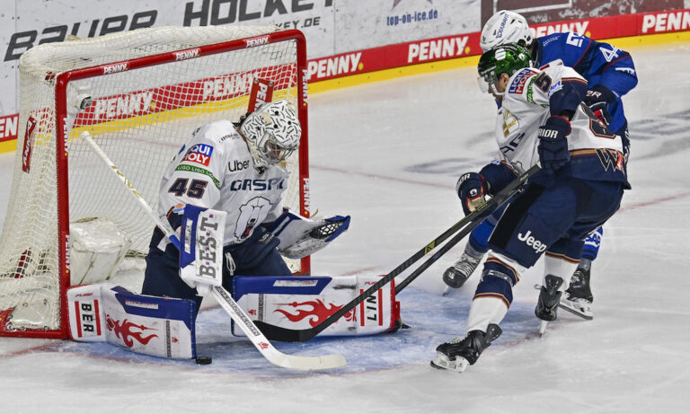 Spielszene zwischen den Adler Mannheim und den Eisbären Berlin am 20. September 2026 in der SAP Arena Mannheim